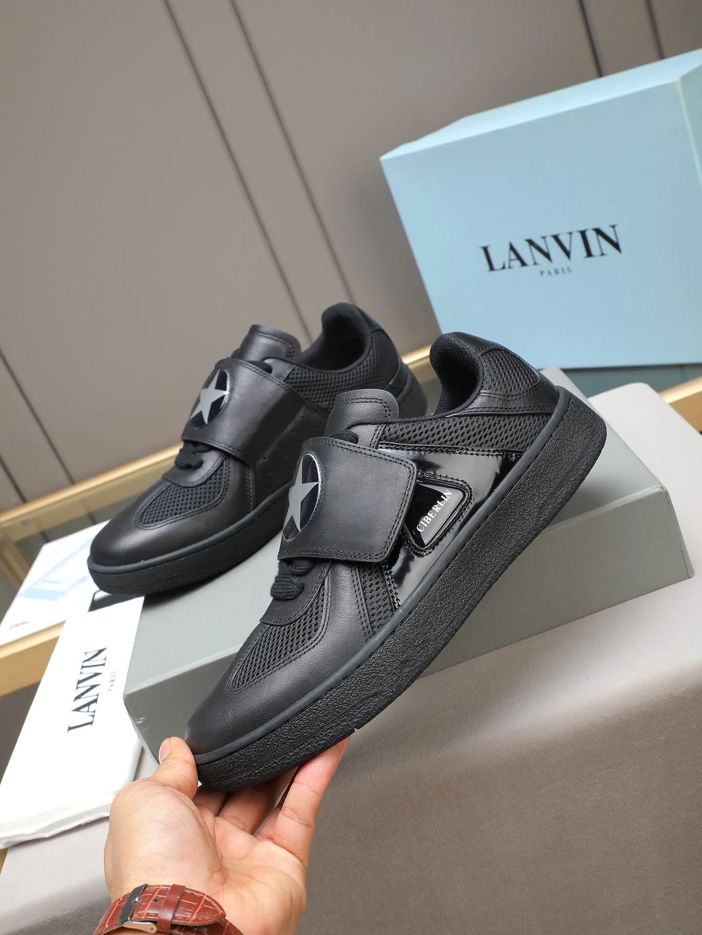 Men's shoes 💰600 [LANVIN] The latest fashionable item! High quality CLAY series‼ ️ The latest trendy products of the season 🌈Many bloggers have planted grass and purchased the original open-mold customization. The upper and outsole are sewn with mark threads without edge sealing. Multiple material splicing combination design. Very versatile for fashionable and casual wear. Comfortable on the feet. Self-recommended. Upper cowhide + cow suede + breathable mesh lining. Foot-padding cowhide. Exclusive original open-mold clear logo rubber outsole ⚠️38-44 (customized for 45)